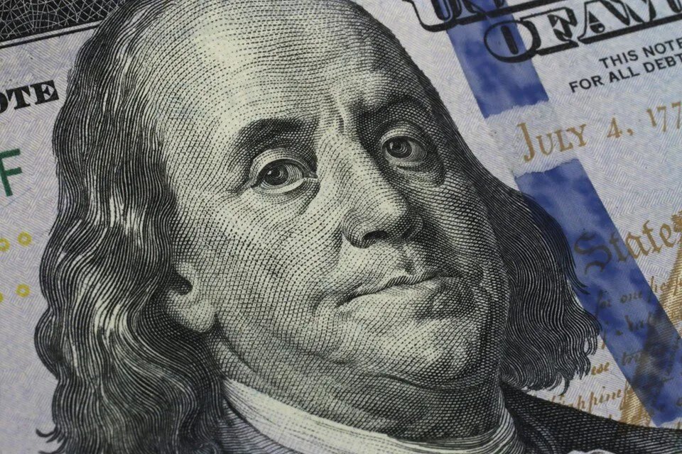 تراجع طفيف في سعر صرف الليرة السورية مقابل الدولار في السوق السوداء