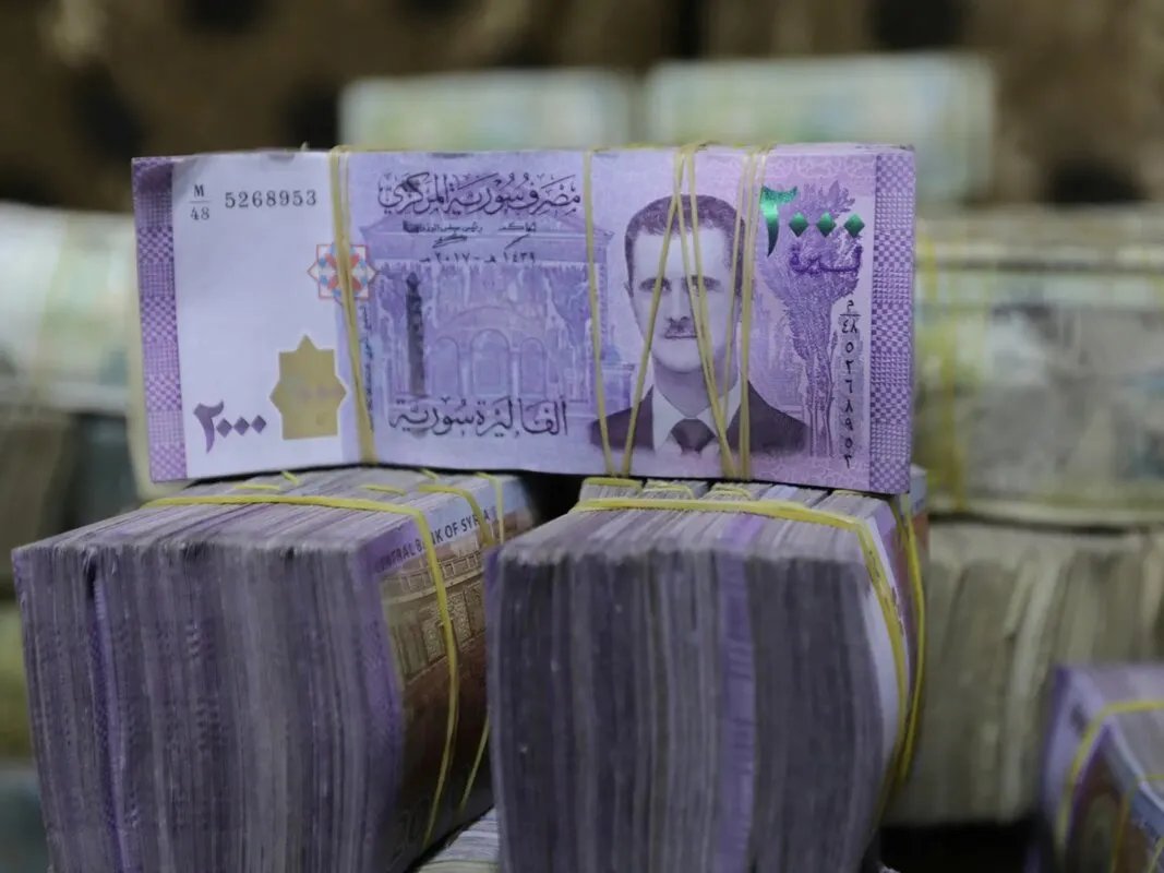 تحديثات أسعار الصرف: الدولار واليورو والذهب مقابل الليرة السورية في السوق السوداء اليوم