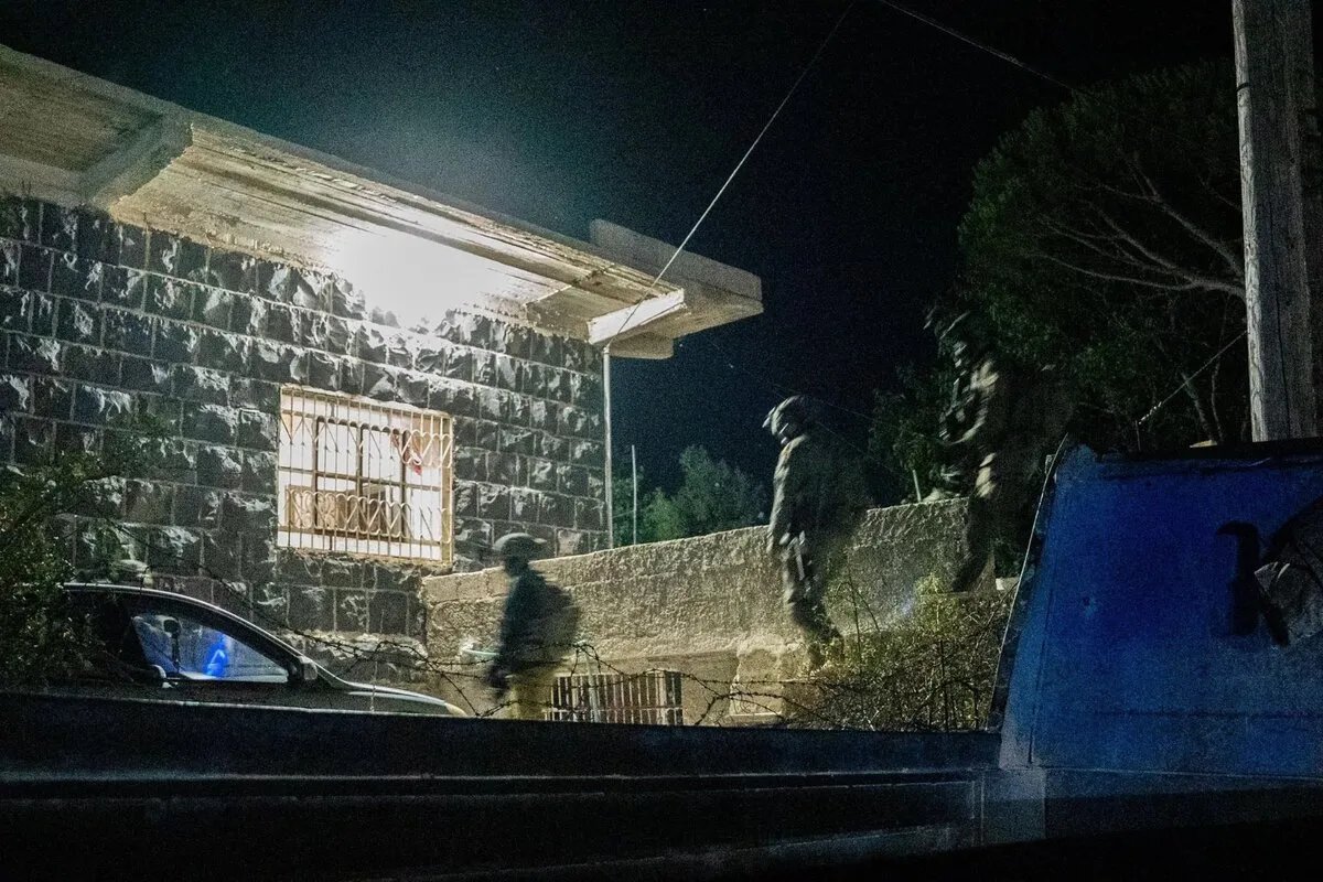 الجيش الإسرائيلي يعلن عن مداهمات متزامنة لأربعة أهداف ومصادرة أسلحة جنوبي سوريا