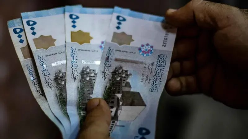 الليرة السورية تحافظ على استقرارها أمام الدولار والعملات الأجنبية والذهب يستقر بعد ارتفاع