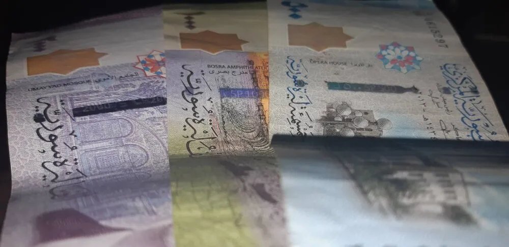 الليرة السورية تسجل تراجعاً ملحوظاً أمام الدولار في السوق السوداء