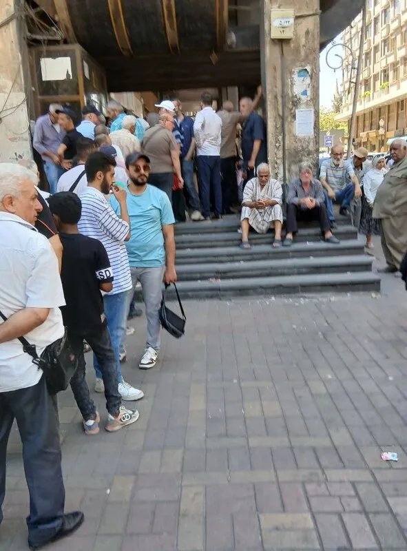 اجتماع عاجل لحل أزمة رواتب المتقاعدين في سوريا: المركزي يبحث عن حلول لتسريع الصرف وتخفيف الازدحام