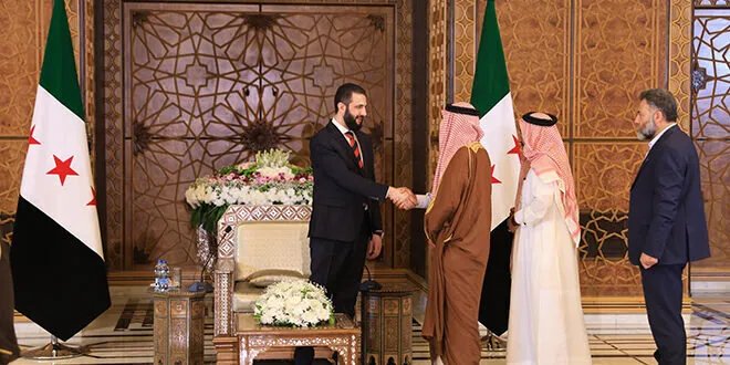 الرئيس الشرع يستقبل وفداً مجتمعياً من إدلب ويؤكد على أهمية دورهم في الاستقرار والبناء