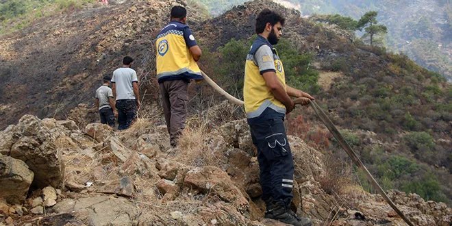 الدفاع المدني يكثف جهوده للسيطرة على حرائق ريف اللاذقية في رأس البسيط والنبعين
