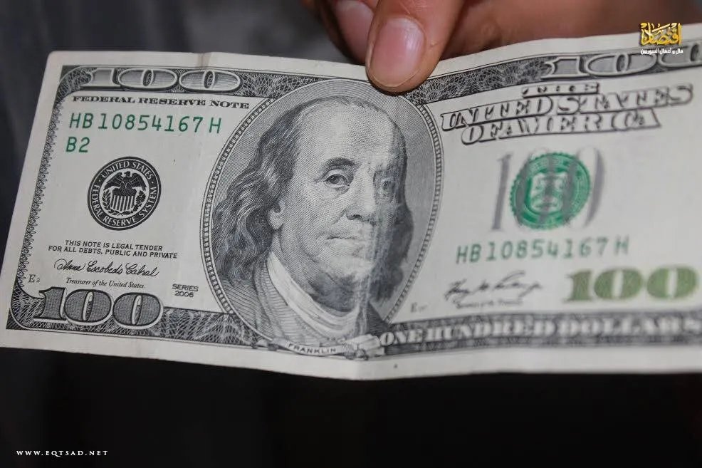 تجاوز سعر الدولار في السوق السوداء بدمشق السعر الرسمي للمرة الأولى منذ أيار