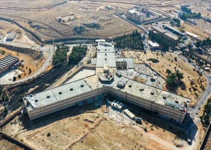خطر يتربص بسجن صيدنايا: 12 حقل ألغام مجهولة تهدد حياة المدنيين