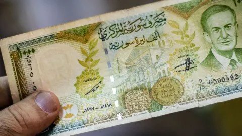 سوريا تتجه نحو إصدار عملة جديدة وحذف صفرين من الليرة لمواجهة التحديات الاقتصادية