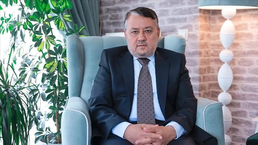 مستشار الرئيس السوري يدعو الإخوان المسلمين لحلّ التنظيم: خطوة لدعم الحكومة وبناء الدولة