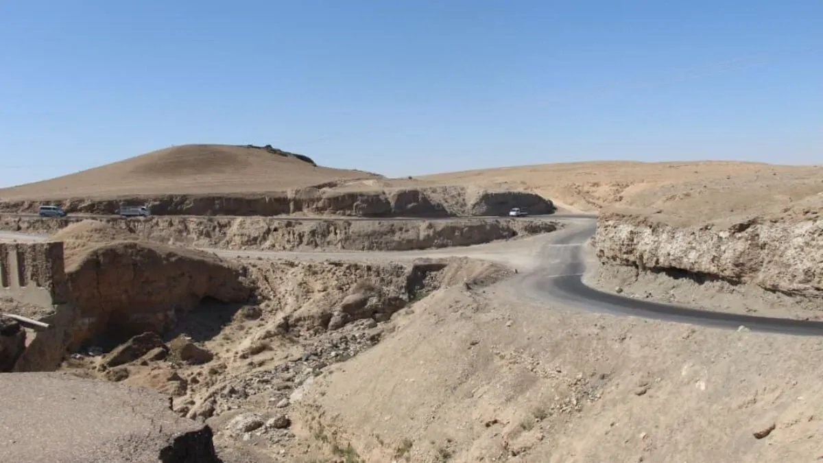 دير الزور: استجابة لمناشدات الأهالي.. البدء بصيانة تحويلة "عين البوجمعة" المعروفة بـ"طريق الموت"