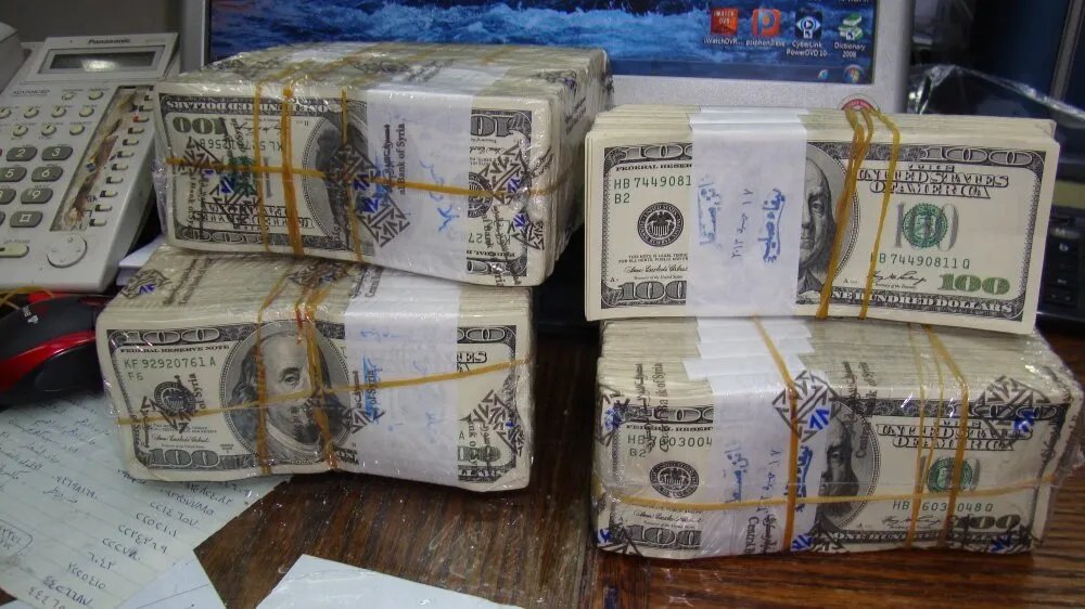 استقرار سعر صرف الليرة السورية مقابل الدولار في تعاملات الاثنين: نظرة على الأسعار في دمشق والمدن الأخرى