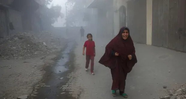 غزة تحت القصف الإسرائيلي: مئة قتيل وخيام النازحين تغرق في خان يونس
