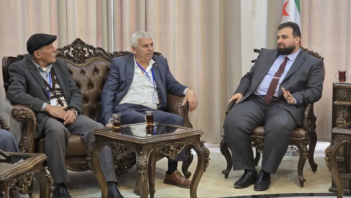 محافظ السويداء يؤكد على المساواة وسيادة القانون ويلتقي بوفد حقوقي