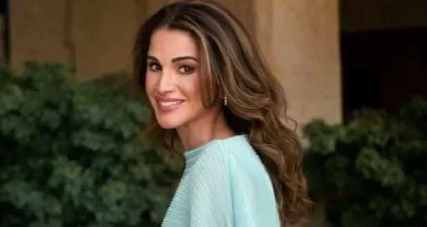 الملكة رانيا العبدالله تحتفل بعيد ميلادها الـ 55 بإطلالة أنيقة مستوحاة من سندريلا