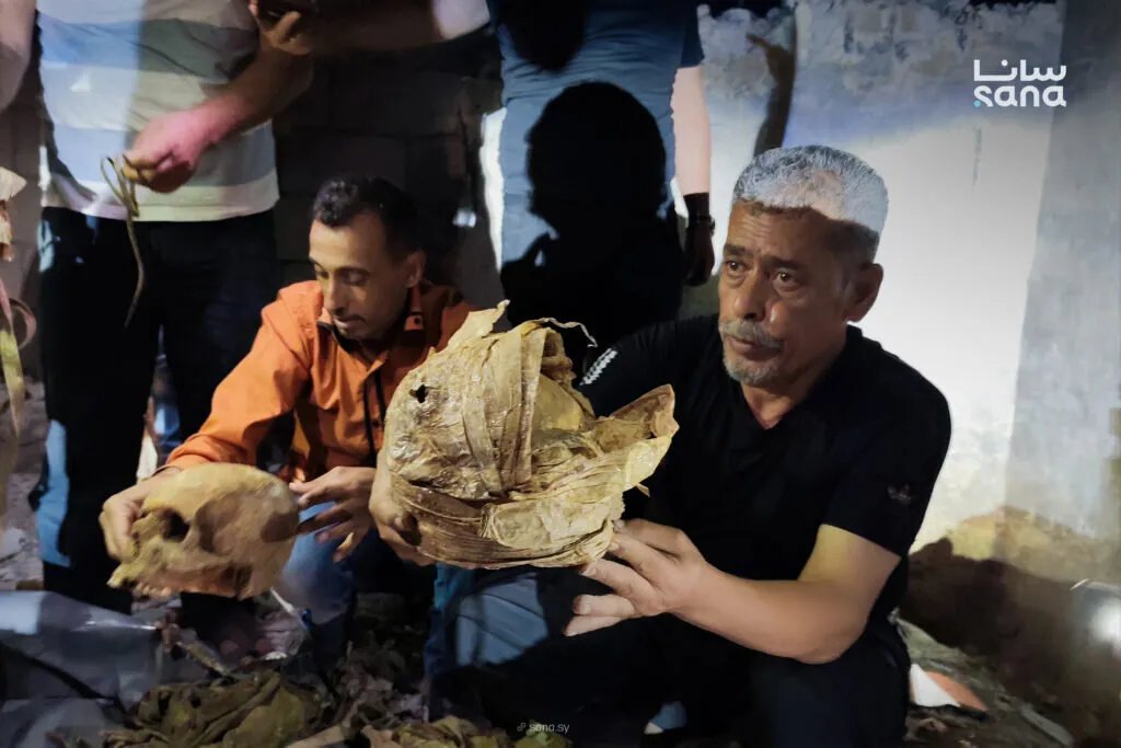 حمص: انتشال رفات أربعة أشخاص ضحايا مجازر النظام في كرم الزيتون وريف حمص الغربي