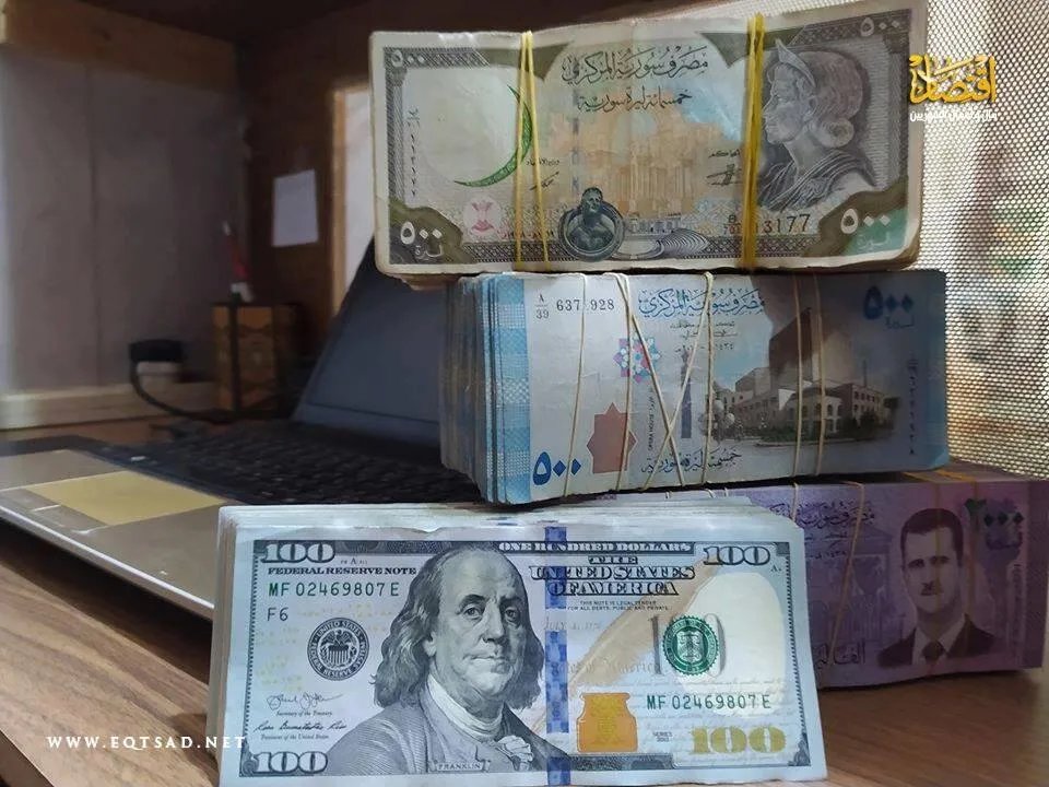الليرة السورية تهوي مجدداً: تراجع حاد في قيمتها مقابل الدولار في السوق السوداء