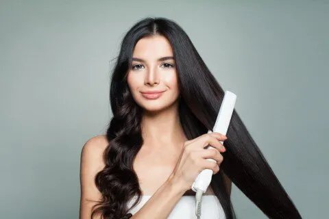 دليل شامل لحماية شعرك من حرارة أدوات التصفيف: روتين يومي و وصفات طبيعية لشعر صحي ولامع