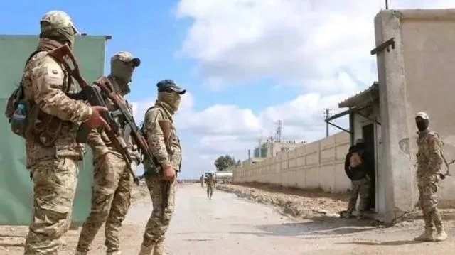 قسد تثير جدلاً بإغلاق المدارس الحكومية وفرض مناهجها في شمال شرق سوريا
