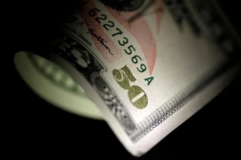 خبير اقتصادي يحذر: ارتفاع سعر الدولار في سوريا مستمر بسبب زيادة الرواتب والسياسات الاقتصادية