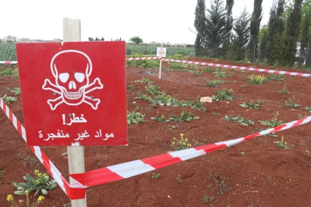 مأساة في إدلب: طفلة تفقد حياتها بانفجار قنبلة عنقودية من مخلفات الحرب