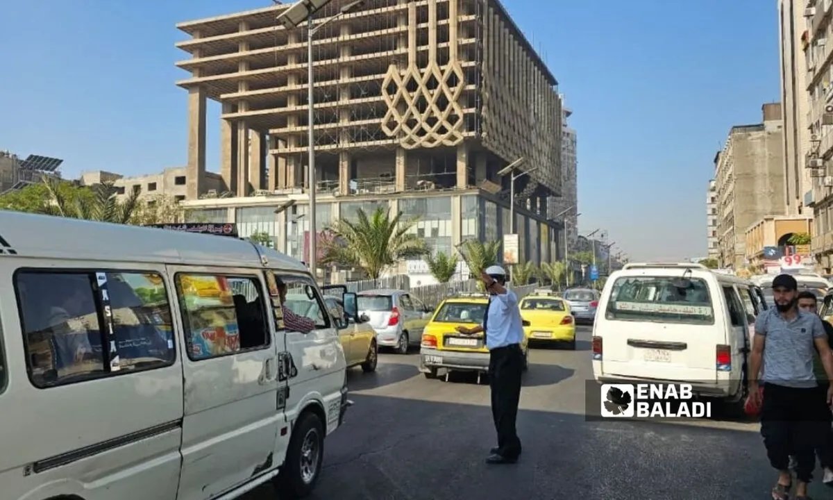 نقص الكوادر وتحديات الأداء: مدير المرور يكشف تفاصيل عمل 800 عنصر في دمشق