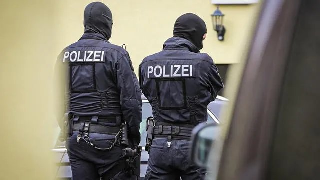 ألمانيا: مداهمات واسعة النطاق تستهدف خلية يمينية متطرفة تضم جنودًا وشرطيًا اتحاديًا
