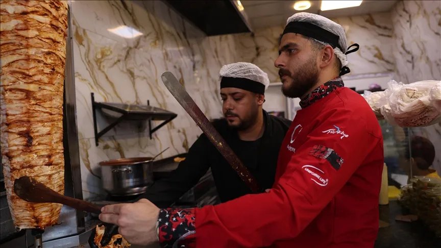 من تركيا إلى سوريا: لاجئ سابق ينشر نكهة الشاورما التركية في مدينة الباب