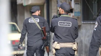 عملية نوعية في حمص: الأمن السوري يلقي القبض على متورطين في اغتيالات وابتزاز بدرعا