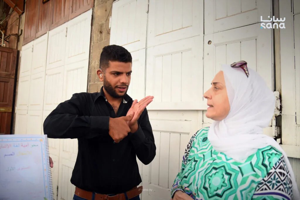 قصص ملهمة من سوريا: كيف حول الصم التحديات إلى نجاحات بفضل لغة الإشارة