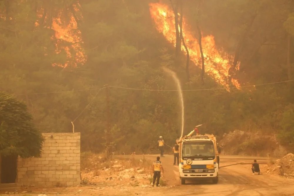 لليوم الرابع: جهود مكثفة للسيطرة على حرائق جبل التركمان بريف اللاذقية