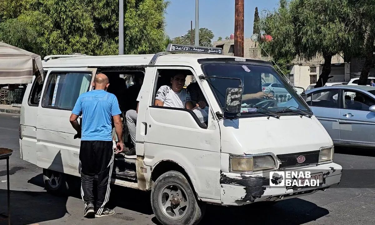 سائقو سرفيس سبينة-حجيرة يطالبون بتغيير موقع الكراج بسبب الخسائر وتكدس الركاب في مناطق أخرى