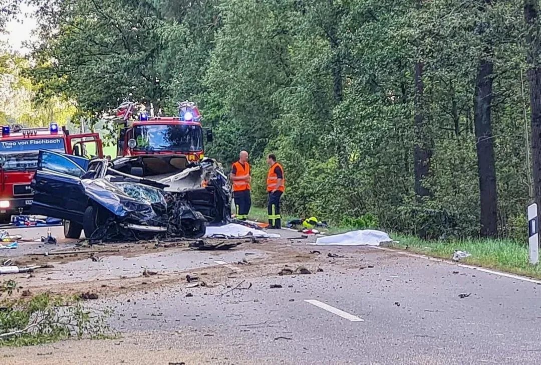 مأساة في ألمانيا: شاب يفقد حياته بحادث سير مروع بسبب الأمطار والسرعة في مدينة لوجده