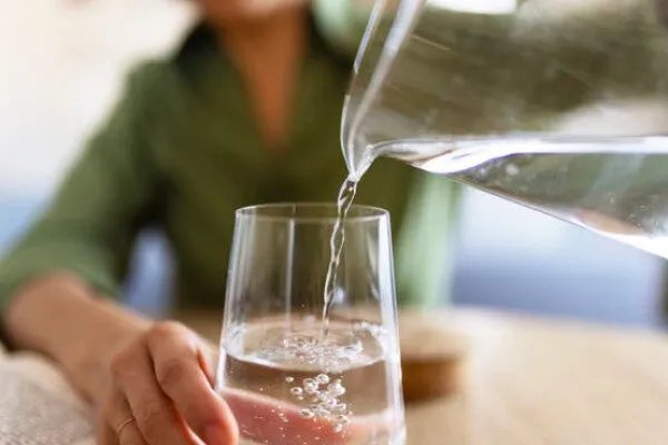دراسة تكشف: نقص الماء يزيد إفراز هرمون التوتر ويضر بالصحة
