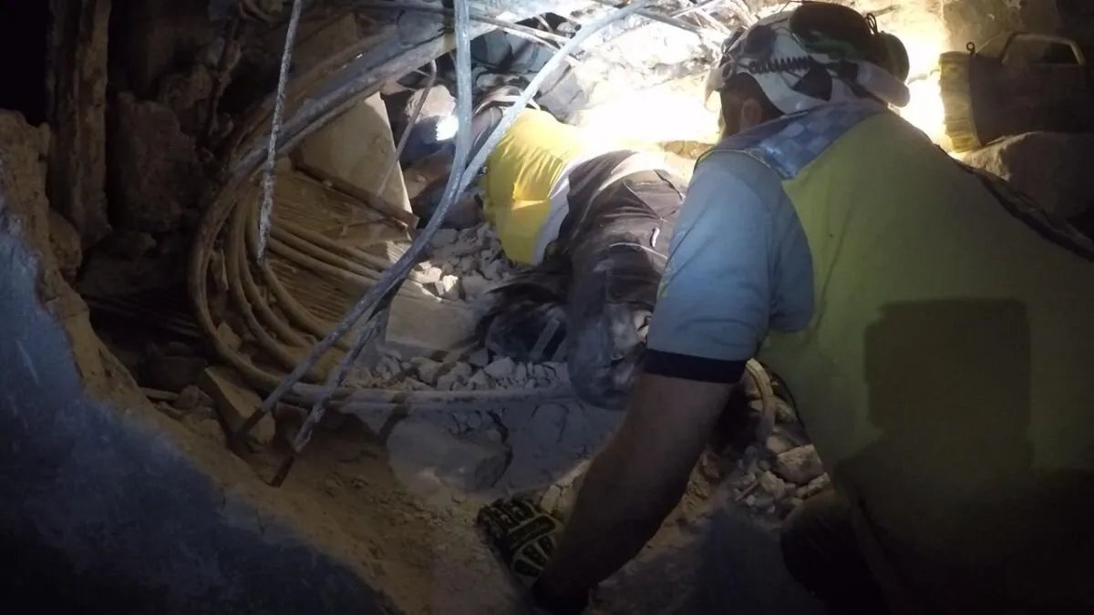 انتشال شاب من تحت الأنقاض بعد انهيار مبنى مهجور في حلب