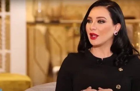 جدل واسع: نقابة الفنانين السوريين تشطب سلاف فواخرجي بسبب دعمها للأسد وتصريحاتها "المستفزة"