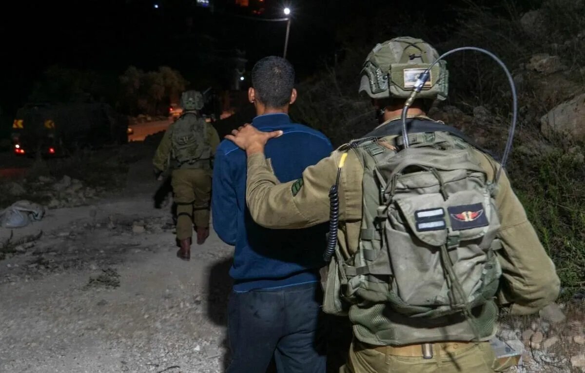 حملة اعتقالات إسرائيلية واسعة في الضفة الغربية تطال 17 فلسطينياً