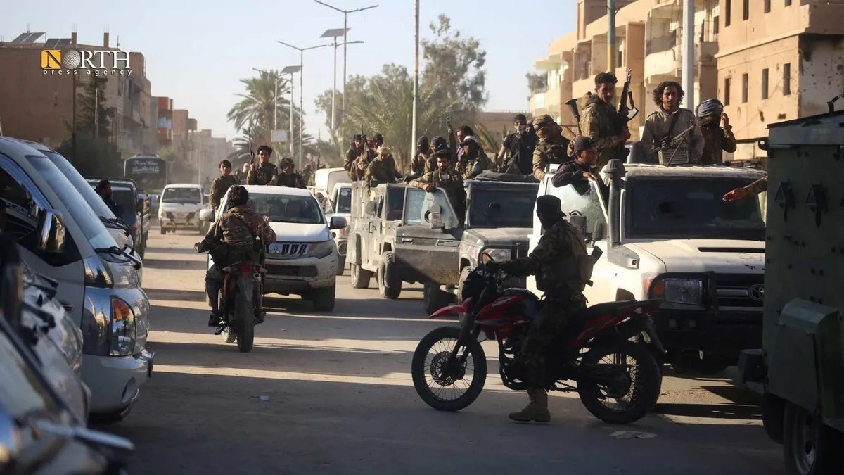 تعزيزات عسكرية سورية مكثفة تصل البوكمال الحدودية لتعزيز الأمن والاستقرار