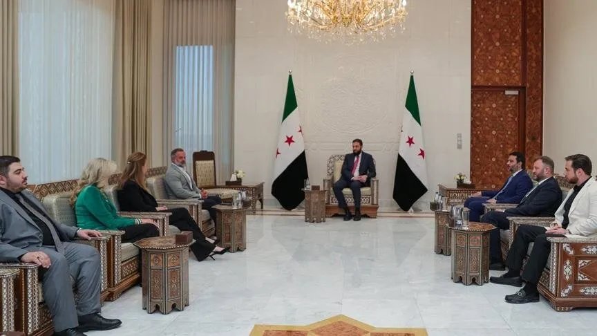 لقاء مفاجئ في دمشق: الشرع يستقبل عضو الكونغرس الأمريكي وسط تحذيرات من السفر