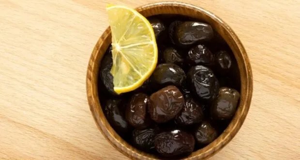 دليل تفصيلي لتحضير مخلل الزيتون الأسود اللذيذ في المنزل