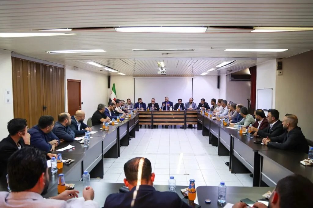 غياب الإعلاميات عن مواقع القرار: لماذا لا تزال وزارة الإعلام حكراً على الرجال في سوريا؟