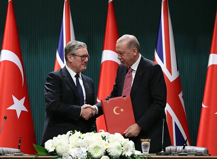 أردوغان وستارمر يوقعان اتفاقية تعاون دفاعي بشأن مقاتلات يوروفايتر تايفون
