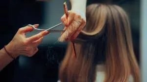 دليل شامل: أفضل مواعيد قص الشعر لتكثيفه وإطالته في نوفمبر 2025