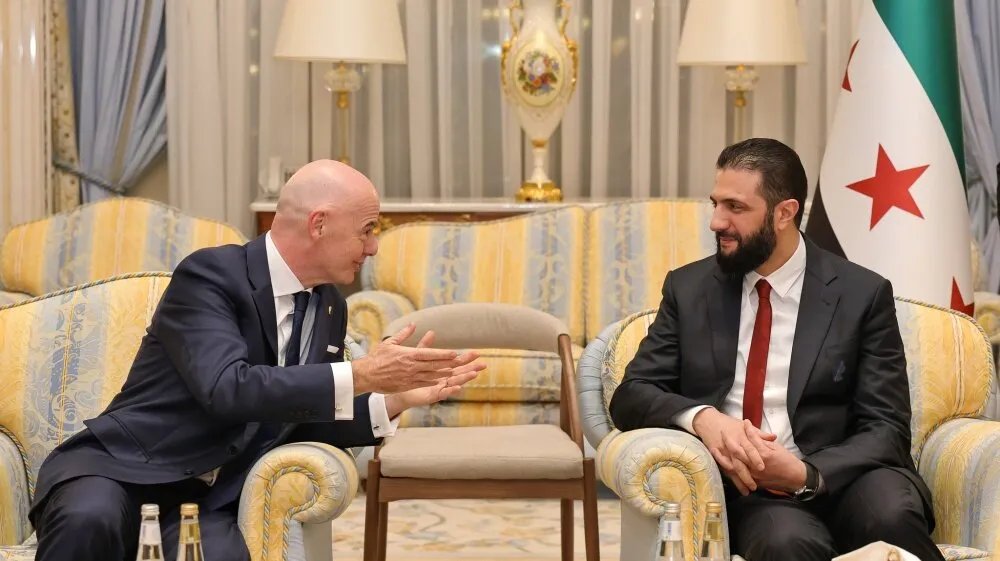 الرئيس الشرع يبحث مع رئيس الفيفا تطوير الكرة السورية في الرياض