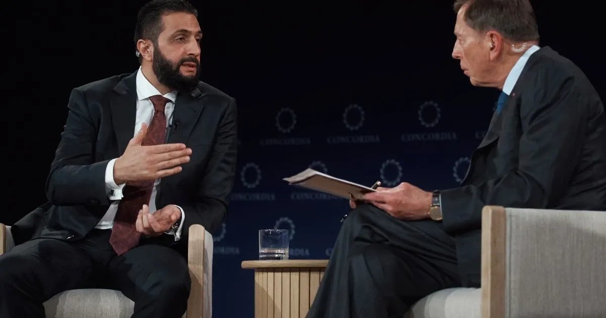 من معتقل إلى رئيس: بترايوس يكشف تفاصيل لقائه بالرئيس السوري أحمد الشرع