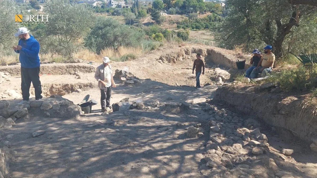 اكتشافات أثرية جديدة: البعثة السورية الإيطالية تواصل أعمال التنقيب في تل السمهاني باللاذقية