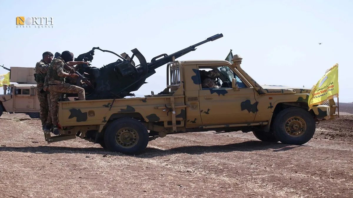 قسد تسلم التحالف الدولي قائمة بأسماء قادة للاندماج المحتمل في الجيش السوري