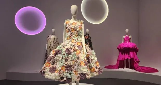 إبداعات عربية تجمع الأصالة والمعاصرة في معرض "أثر في كل غرزة" بالدوحة