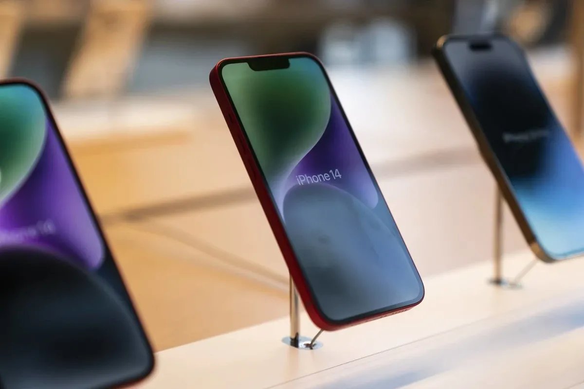 تصاعد الحرب التجارية يهدد بارتفاع كبير في أسعار هواتف iPhone وSamsung عالميًا!