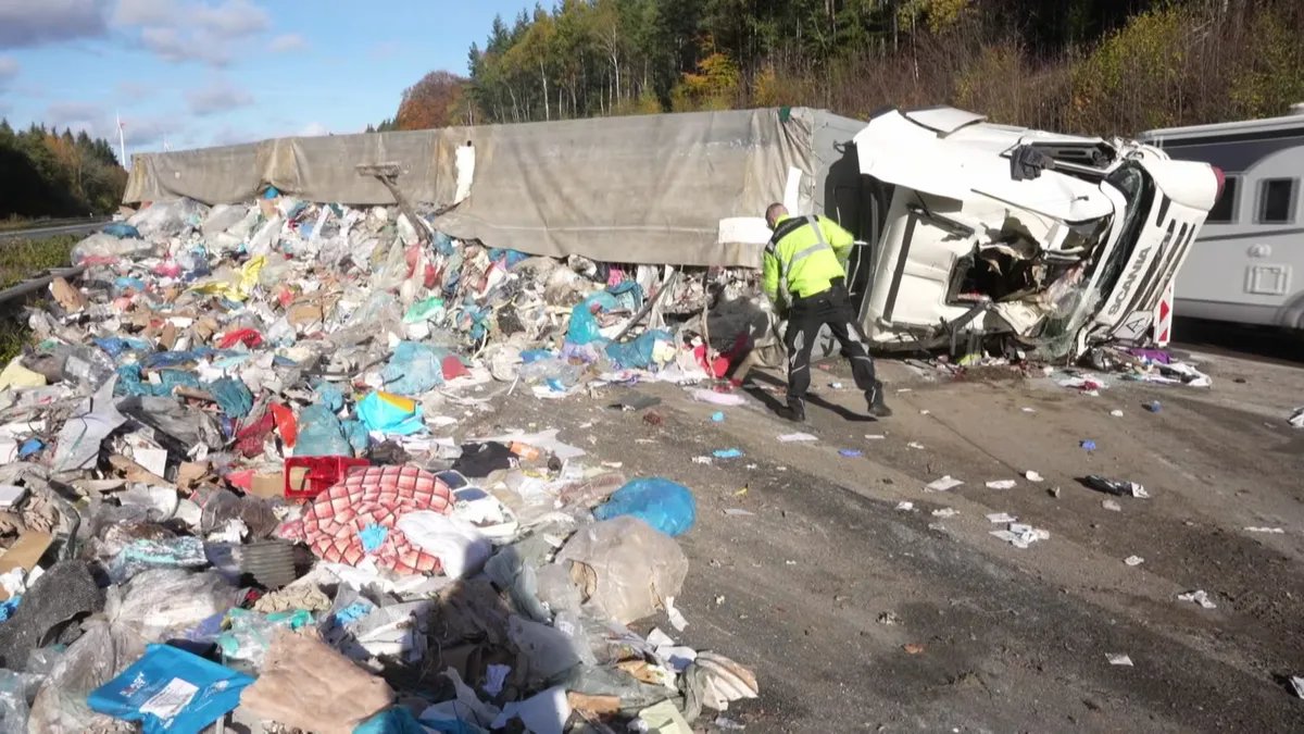 إعادة فتح الطريق السريع A61 في ألمانيا بعد حادث انقلاب شاحنة نفايات وإصابة سائقها