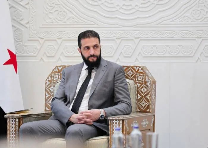 الرئيس الشرع يحذر المقربين من استغلال النفوذ ويغلق مكتب شقيقه بتهم الفساد