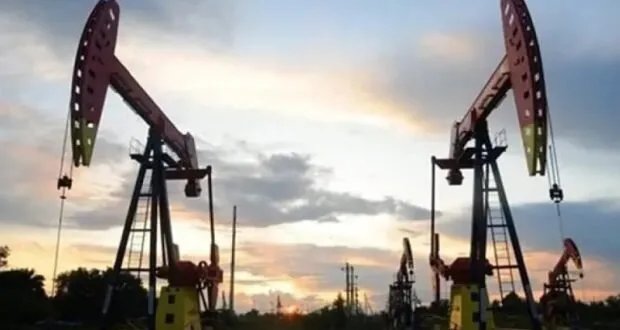 توقعات بانخفاض أسعار النفط عالمياً وسط مخاوف من تخمة المعروض